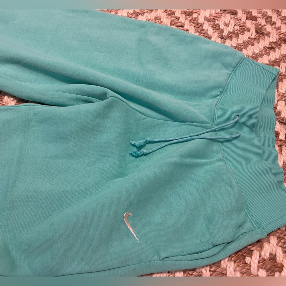 Nike Women’s Oversized Joggers. Small